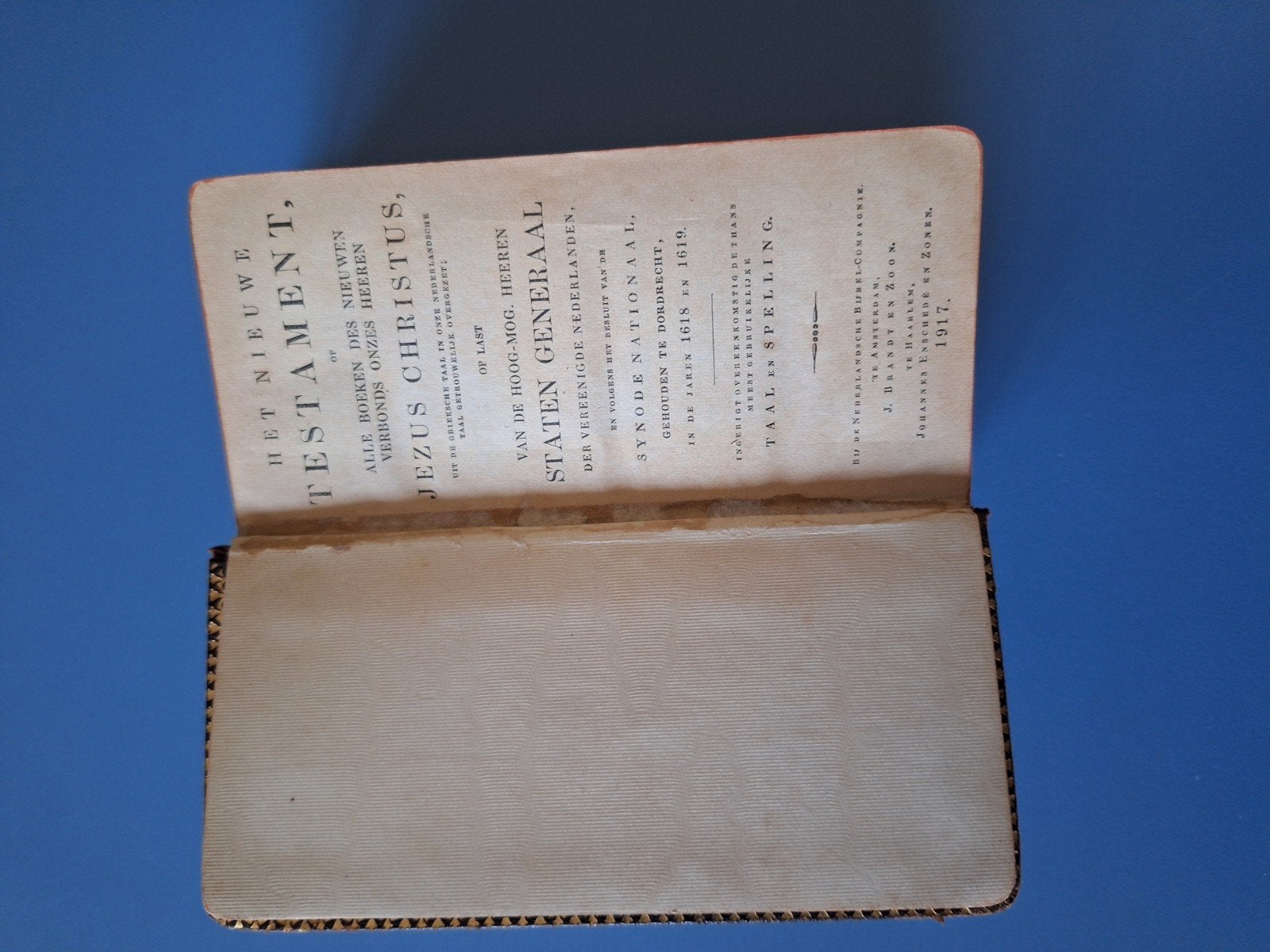 Bijbel met leren omslag en gouden zijkant, uit 1917, Antiek en Kunst, Antiek | Boeken en Bijbels, Ophalen of Verzenden, Onbekend