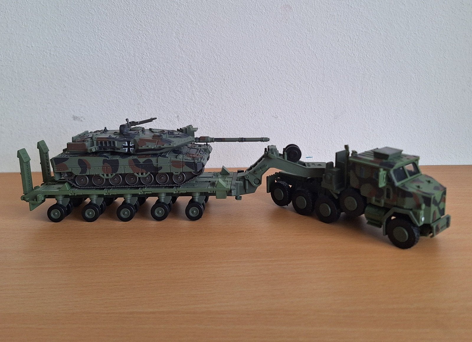 te koop Oshkosh M1070 tanktransporter en Leopard 2 tank, Ophalen of Verzenden, Landmacht, Overige gebieden