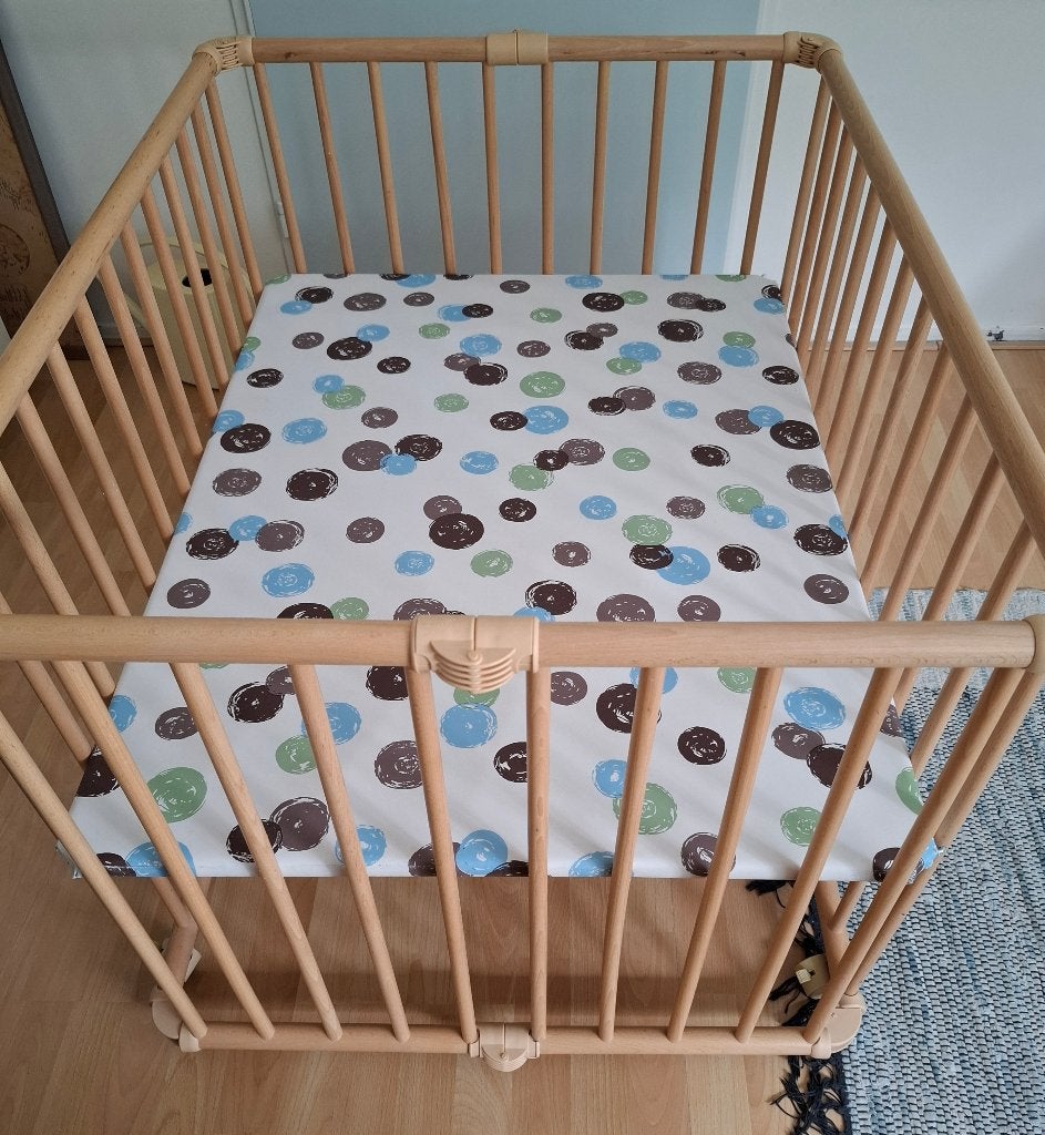 Inklapbare box merk Geuther, Kinderen en Baby's, Boxen, Zo goed als nieuw, Vierkant, In hoogte verstelbaar, Boxkleed, Wieltjes