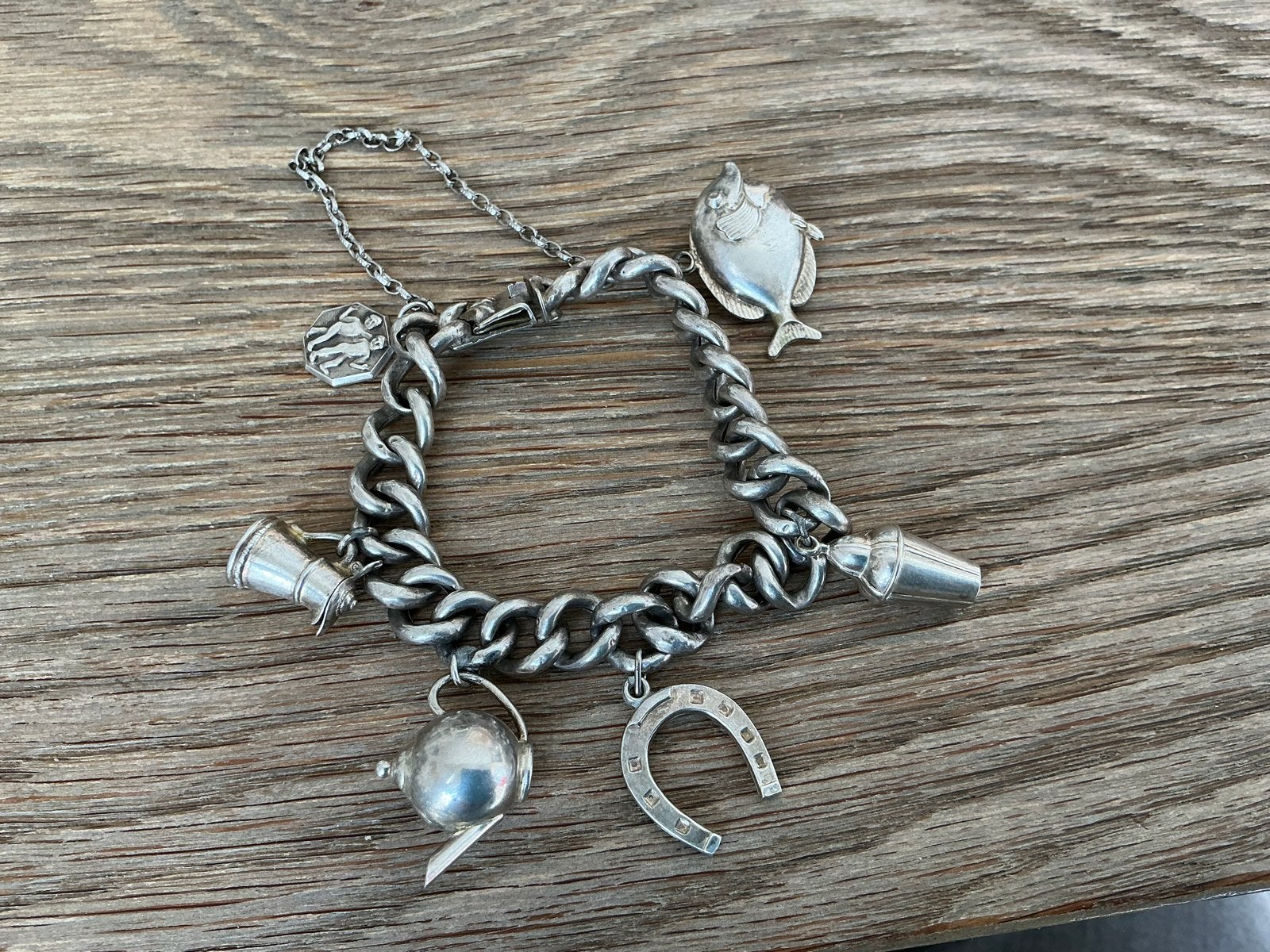 Vintage Zilveren Bedelarmband met Diverse Bedels, Overige merken, Gebruikt, Verzenden, 4 bedels of meer