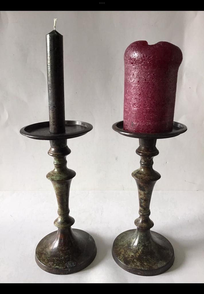2 Identieke kaarsenkandelaars, van ijzer / metaal ong. 22 cm, Ophalen of Verzenden, Minder dan 25 cm