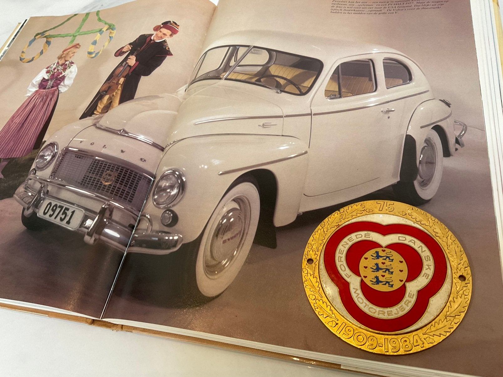 Emaille Badge Deense Motor & Auto Vereniging 1984, Ophalen of Verzenden, Zo goed als nieuw