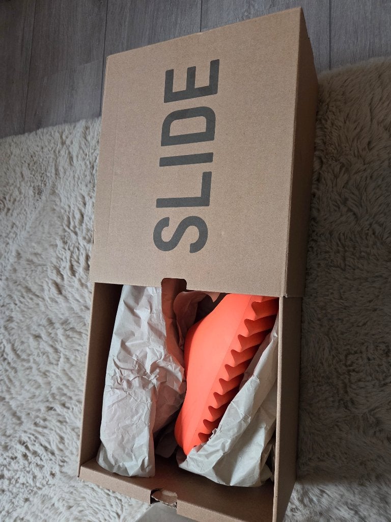 Nieuw in doos Yeezy slide oranje maat 37, Slippers, Overige kleuren, Verzenden, Nieuw