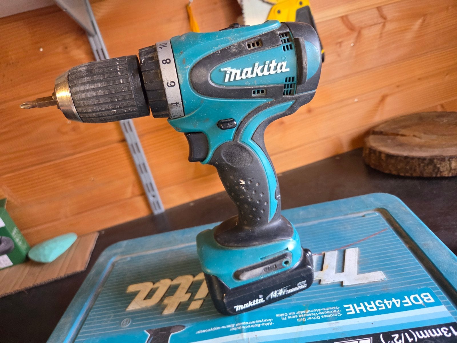 Makita Schroefmachine met 1x 14.4V Accu en Lader, Gebruikt, Variabele snelheid, Ophalen of Verzenden, Boor- en Schroefmachine