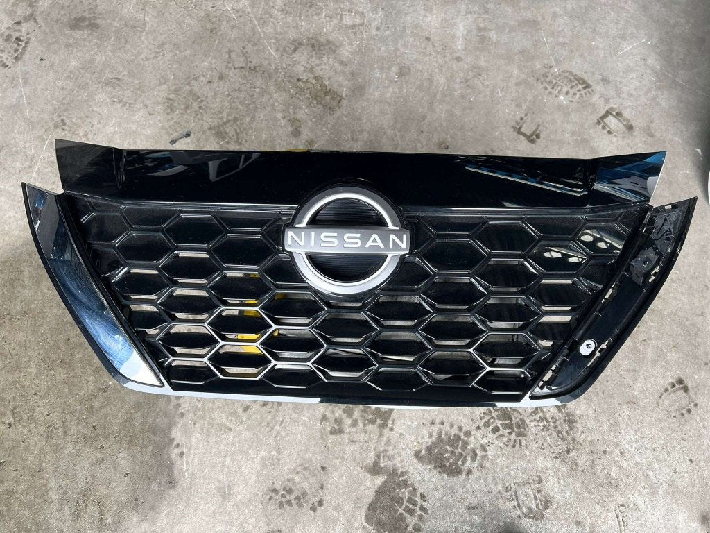gril juke 623106pa0c 2023-2026, Voor, Info@nissan.com, Nissan, Nissan