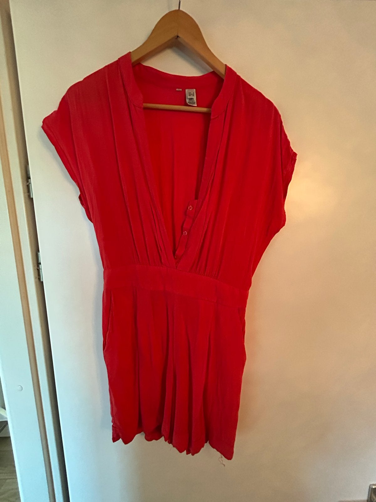 Rode playsuit met korte mouwen en knoopjes, Kleding | Dames, Jumpsuits, Ophalen of Verzenden, Gedragen, Maat 36 (S), Rood