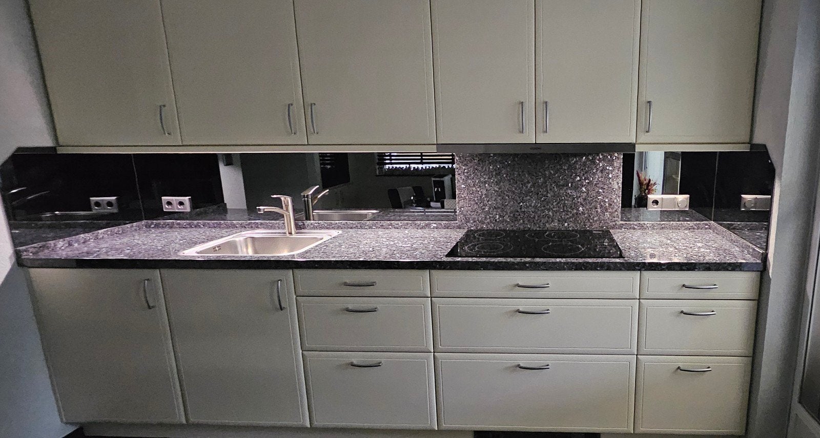 Hacker Keuken met Siemens apparatuur en granieten blad, Ophalen, Graniet of Steen, Enkelwandige keuken, Zo goed als nieuw