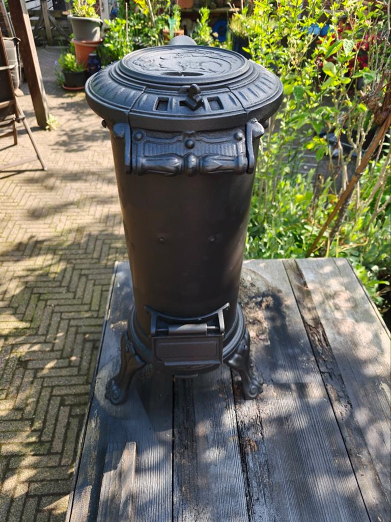 Antieke gietijzeren potkachel, Huis en Inrichting, Kachels, Potkachel, Gebruikt, Ophalen of Verzenden, Vrijstaand