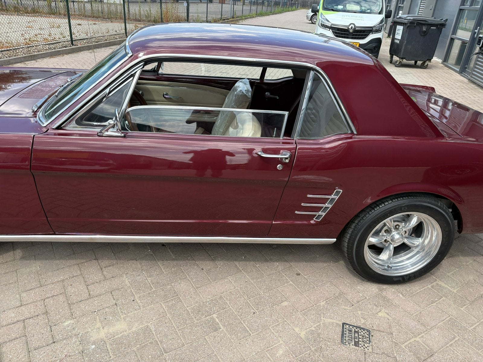 Ford Mustang 1966 v8 289 Coupe Burgundy, foto 3
