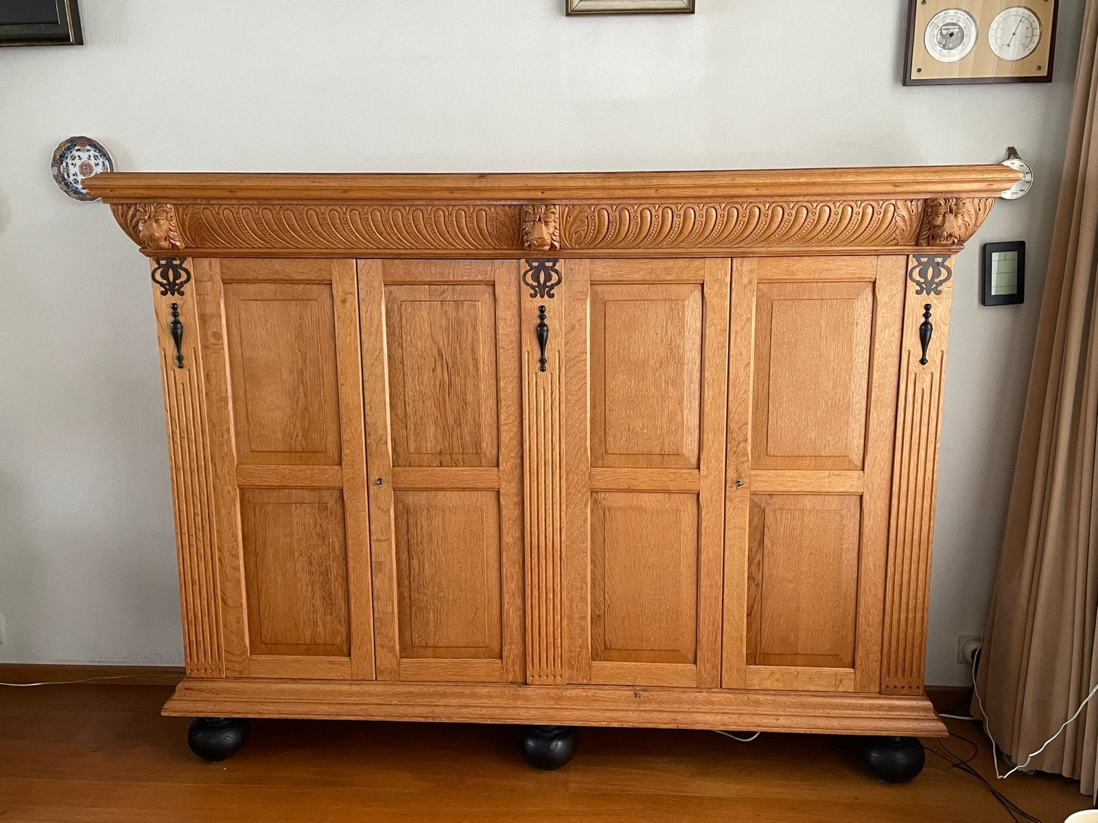 Antieke eikenhouten kast met houtsnijwerk en leeuwenkoppen, Antiek en Kunst, Antiek | Meubels | Kasten, Ophalen