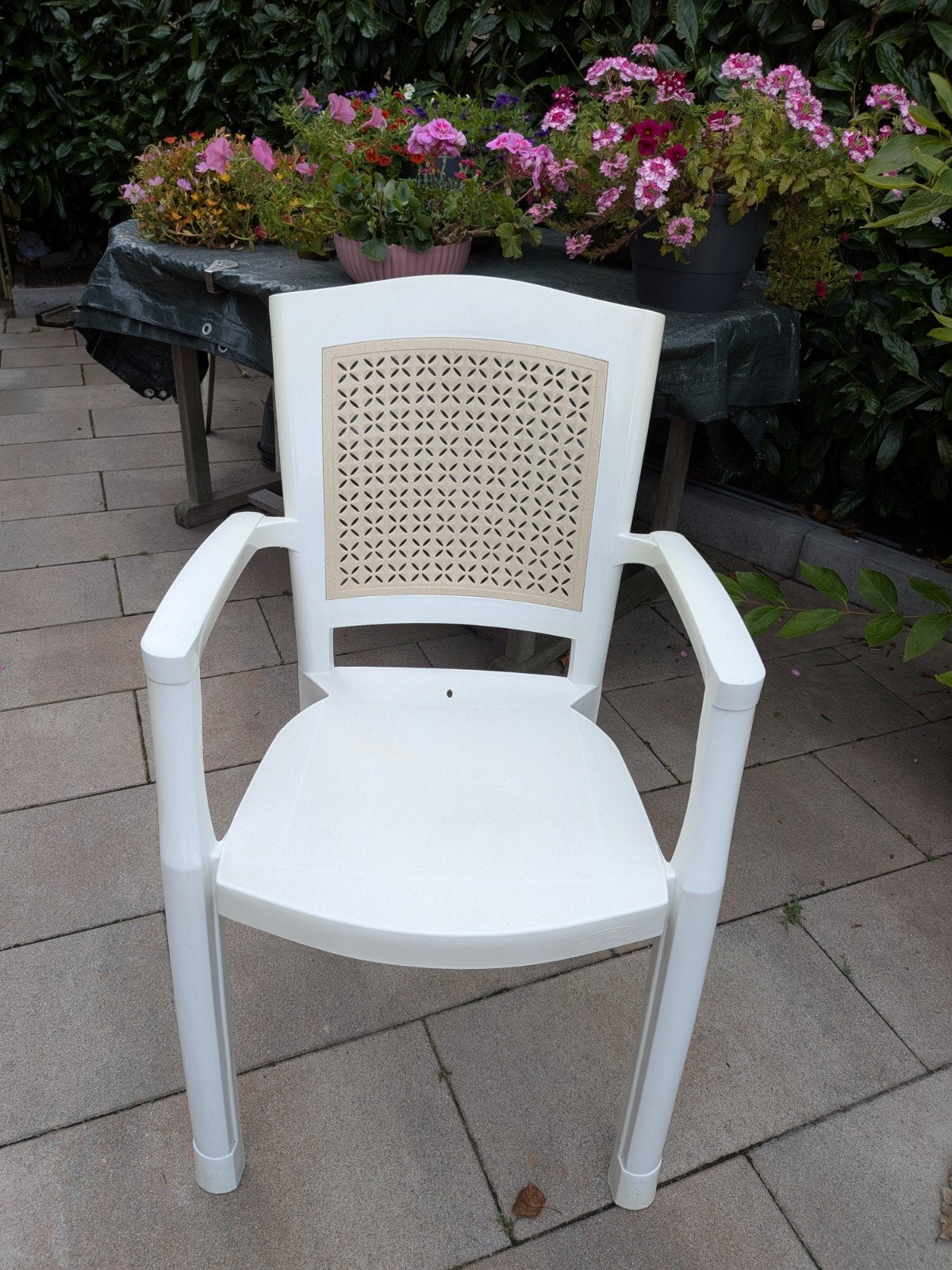 Witte stapelbare tuinstoelen van kunststof, Tuin en Terras, Tuinstoelen, Ophalen, Gebruikt, Kunststof, Stapelbaar