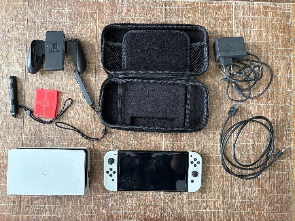 Nintendo Switch OLED wit incl. accessoires en 2 games, Switch OLED, Met games, Verzenden, Met 2 controllers
