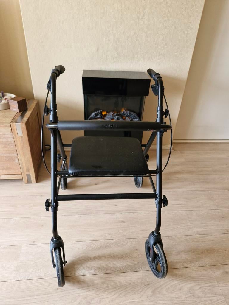 Te koop zwarte lichtgewicht rollator 1 maand oud, Diversen, Rollators, Ophalen, Lichtgewicht, Zo goed als nieuw
