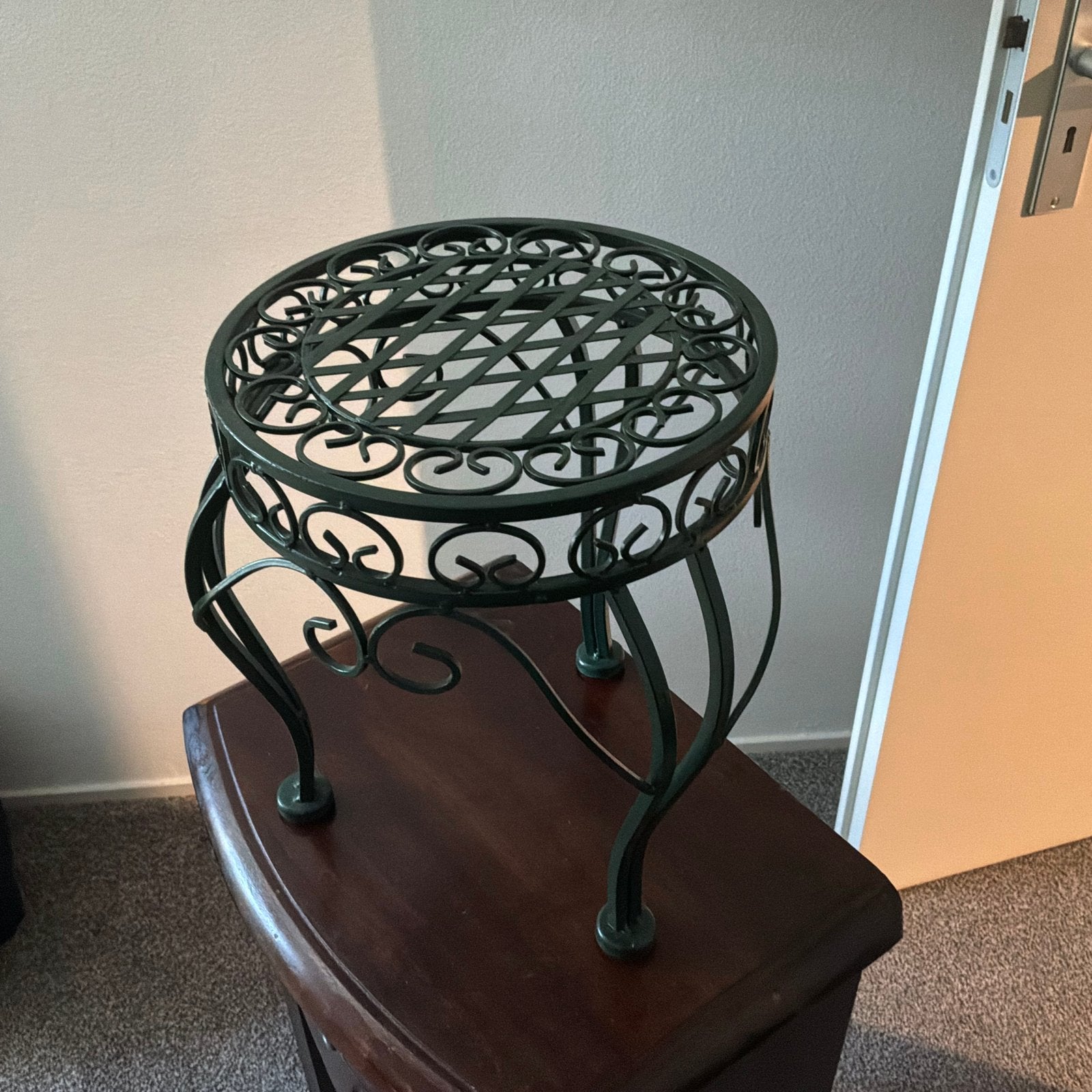 Groen metalen plantentafeltje met sierlijke krullen 10,-, Huis en Inrichting, Ophalen, Groen, Gebruikt, Klassiek