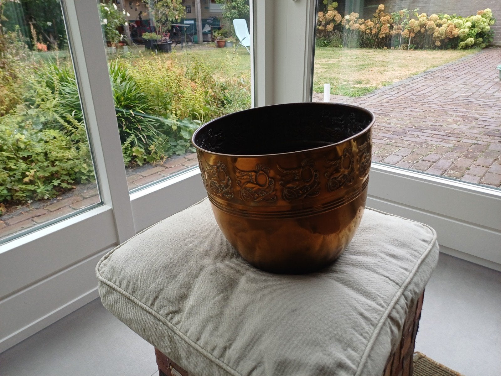 Antieke Koperen Bloempot met Reliëfdecoratie, Antiek en Kunst, Ophalen, Koper