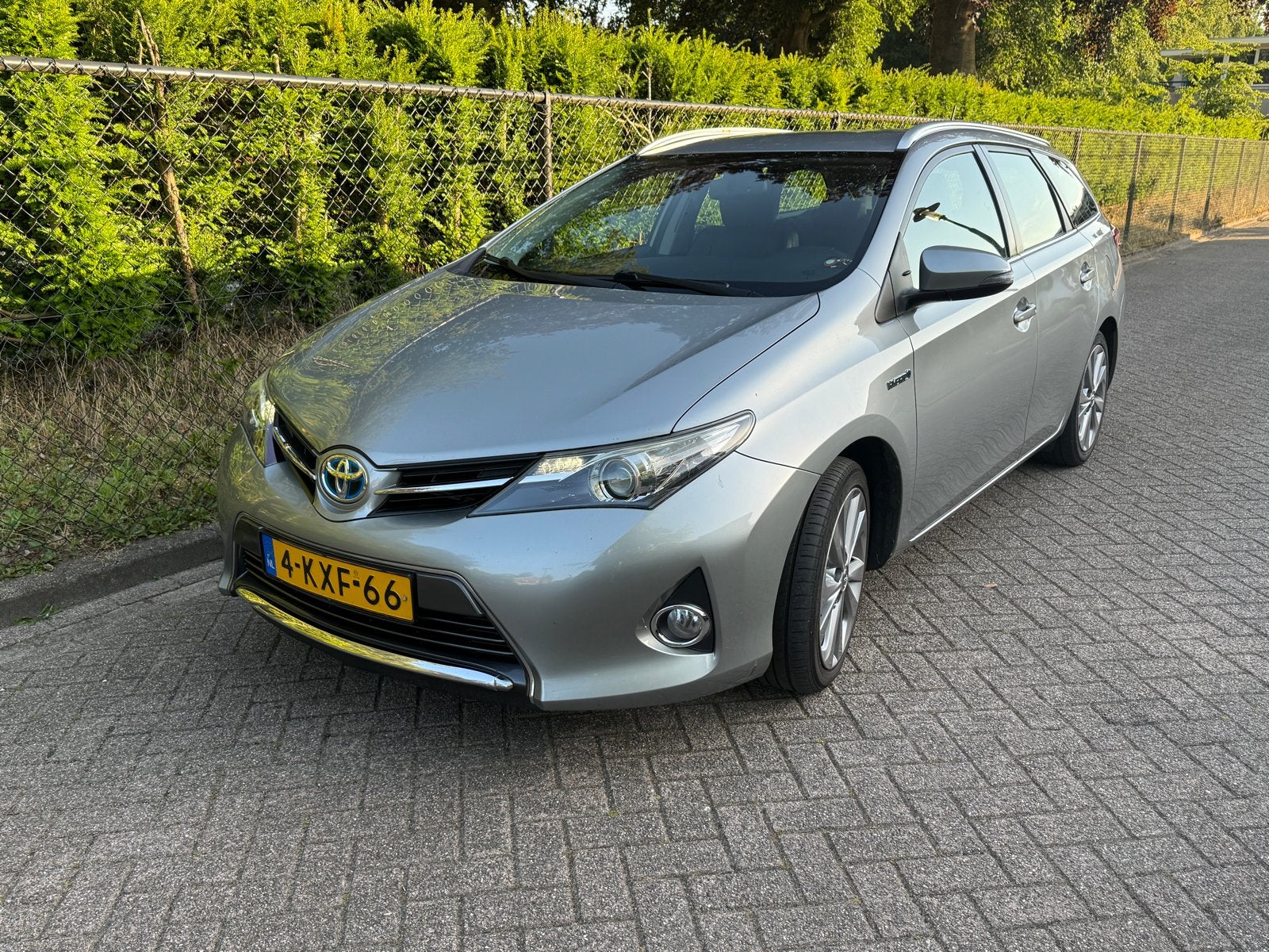 Toyota Auris 1.8 Hybrid 2013 Grijs + set winterbanden, Auto's, Toyota, 345 kg, Lederen bekleding, 25 km/l, Auris
