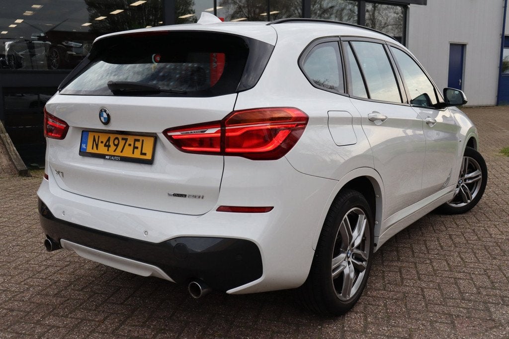 BMW X1 SDrive20i High Executive M Sport 192PK|Led|PDC|Navi|C, Auto's, BMW, 1998 cc, Euro 6, Alcantara, Wit