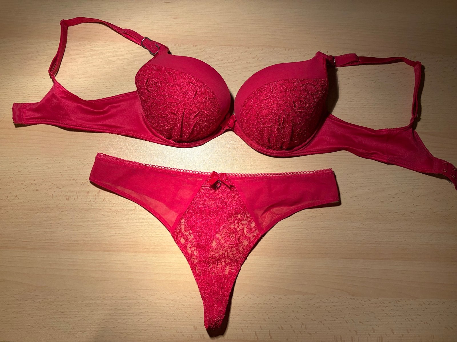 Rood kanten BH 80D en string maat 40 merk Empreinte, Kleding | Dames, Ondergoed en Lingerie, Verzenden, Rood, Setje