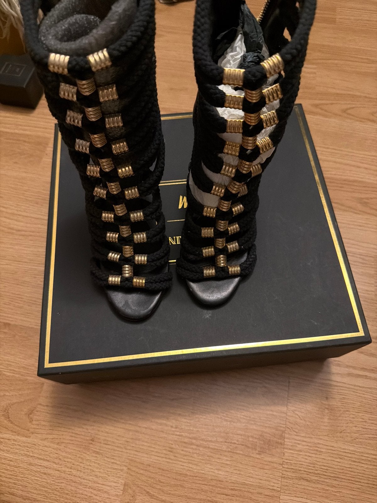 Zwarte Balmain hm stijl hakken met gouden details, Kleding | Dames, Zwart, Ophalen of Verzenden, Schoenen met hoge hakken, Gedragen