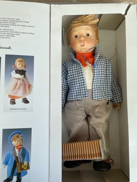 Goebel M.I. Hummel pop Birthday Serenade 1983, Verzamelen, Poppen, Ophalen of Verzenden, Zo goed als nieuw, Pop