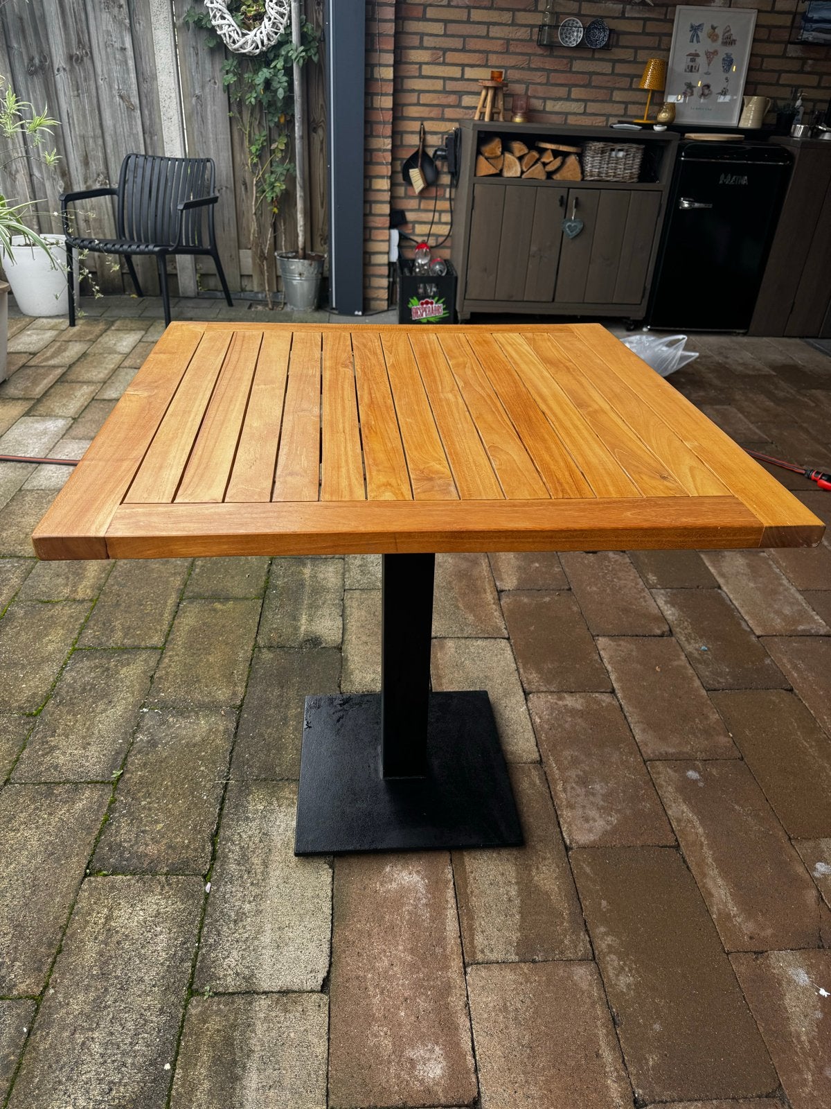 Hardhouten bistrotafeltje met metalen onderstel, Ophalen, Gebruikt, 50 tot 100 cm, Vierkant
