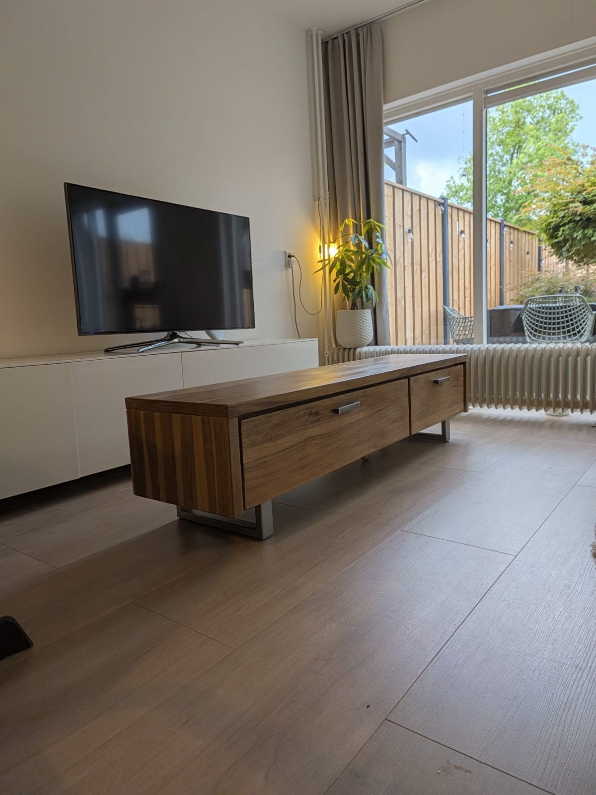 Massief Houten Tv-meubel 175 cm - Zo goed als nieuw, Ophalen, 150 tot 200 cm, Zo goed als nieuw, Minder dan 100 cm
