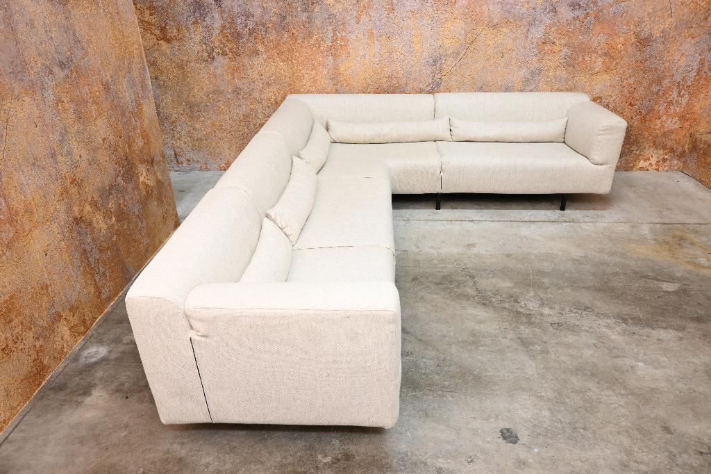 ZGANieuw Cassina MET design hoekbank beige stoffen bekleding, Huis en Inrichting, Banken | Bankstellen, Cassina, Hoekbank, Ophalen of Verzenden