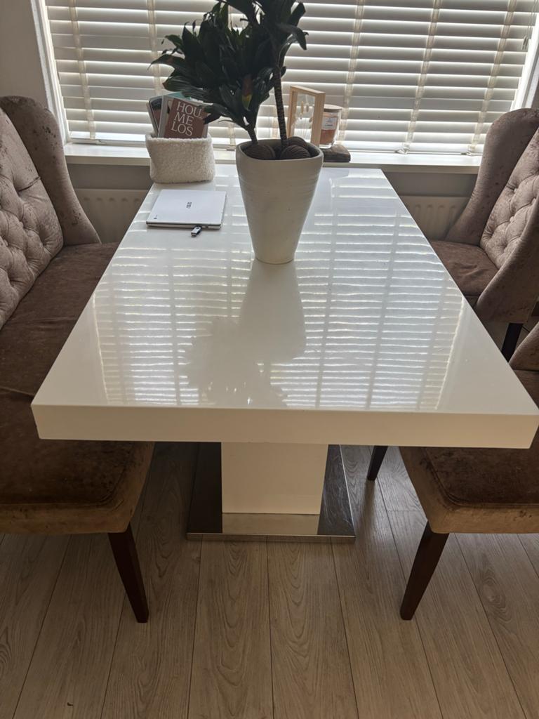 Moderne witte eettafel met glanzende afwerking, Huis en Inrichting, Tafels | Eettafels, Ophalen, Kunststof, 100 tot 150 cm, 50 tot 100 cm