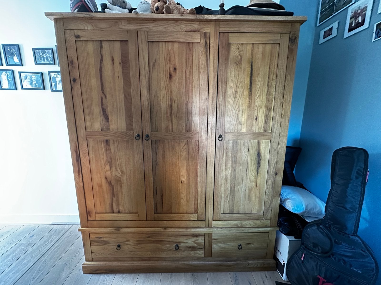 Solid Oak wardrobe with 3 doors and 2 drawers, Ophalen, Eikenhout, Zo goed als nieuw, Met lade(s)