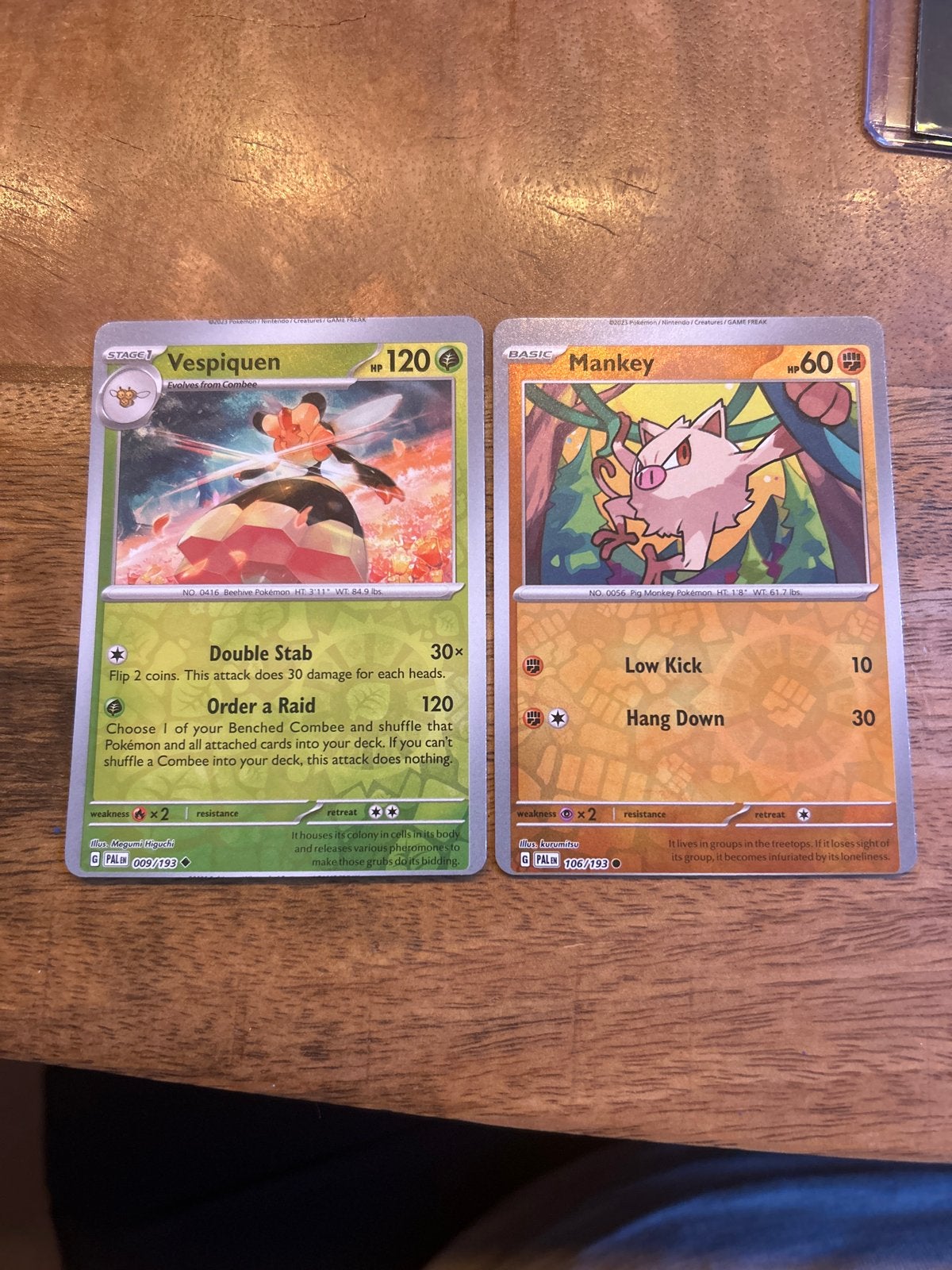 Zeldzame Miscut Pokémon Kaarten - Vespiqueen & Mankey, Ophalen of Verzenden, Zo goed als nieuw, Meerdere kaarten