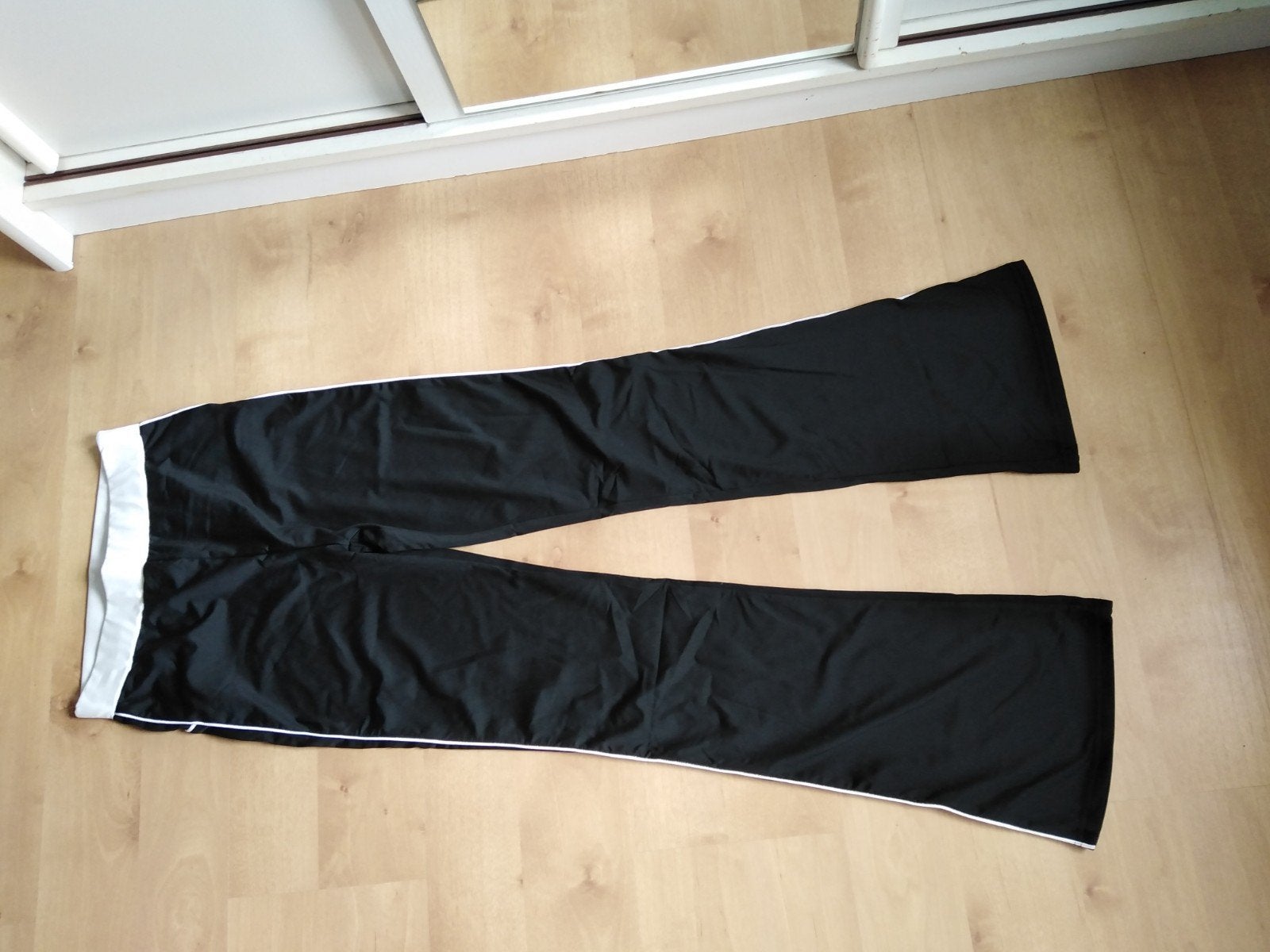 Zwarte broek met witte rand, Kleding | Dames, Zwart, Nieuw, Ophalen of Verzenden, Maat 36 (S)