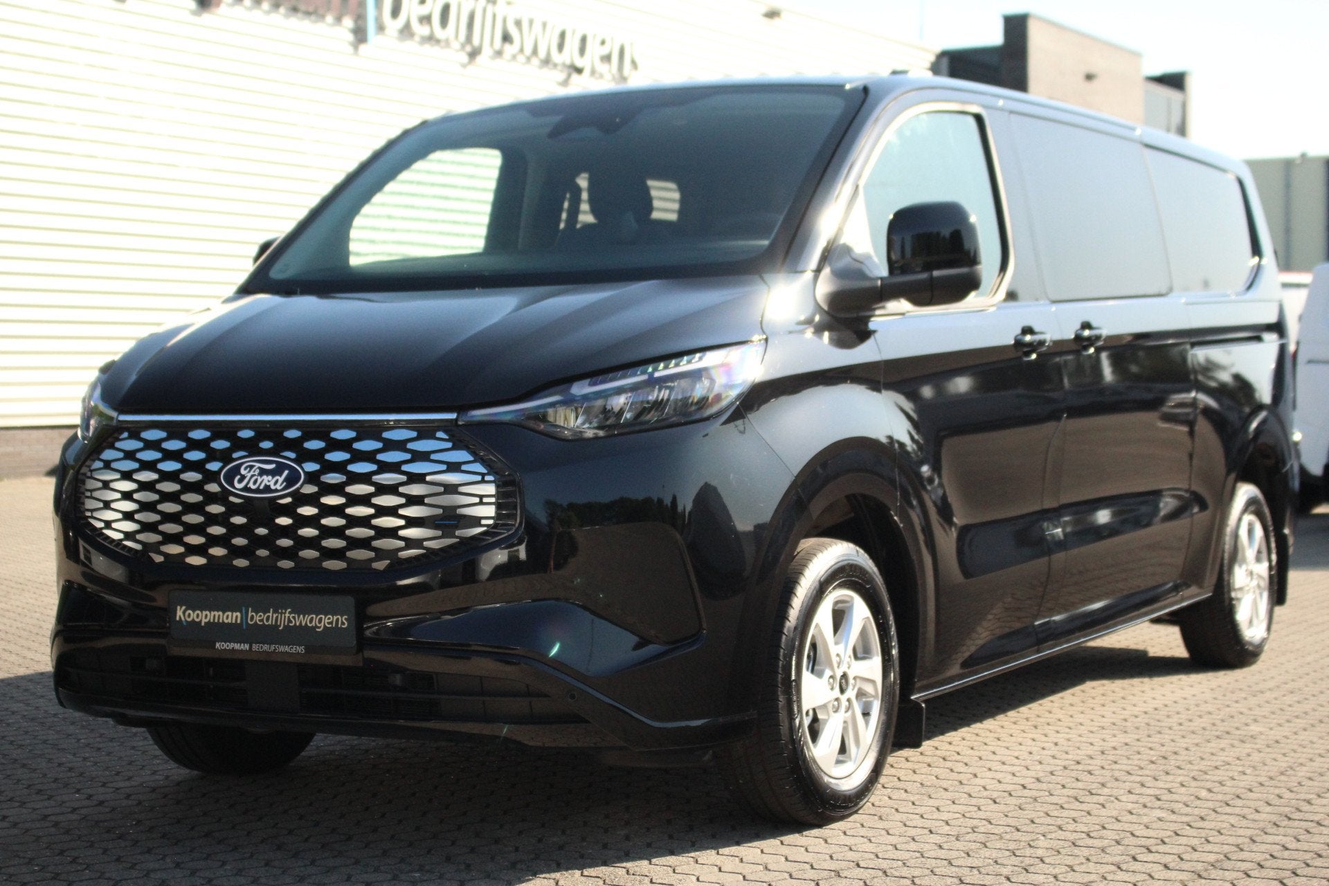 Ford E-Transit Custom 320 L2H1 Limited DC | 71 kWh | 160kW/2, Auto's, Automaat, Achterwielaandrijving, 71 kWh, Zwart
