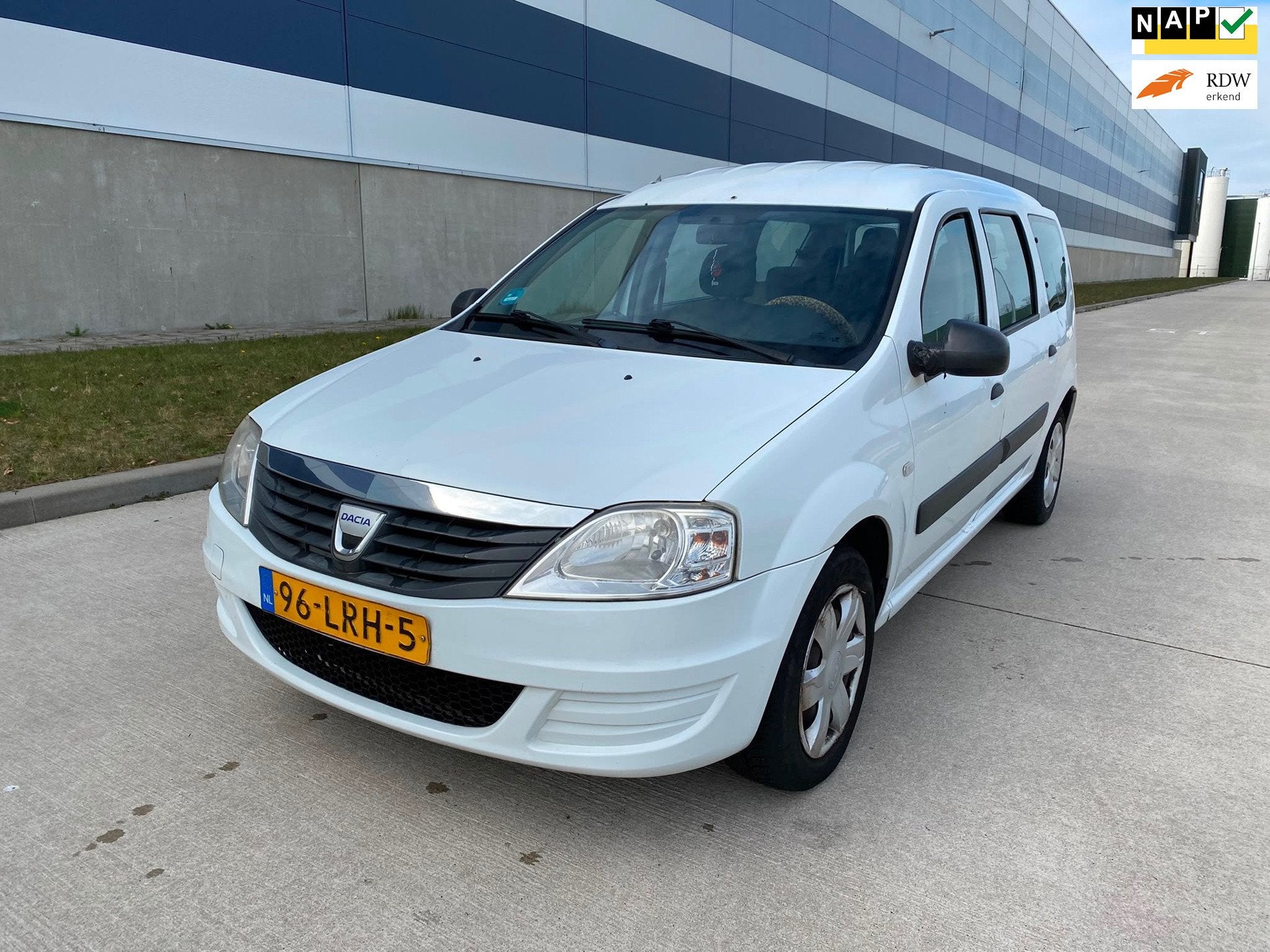 Dacia Logan MCV 1.6 Ambiance 7p. AIRCO/NAP/APK, Auto's, Dacia, Gebruikt, 4 cilinders, 635 kg, 7 stoelen