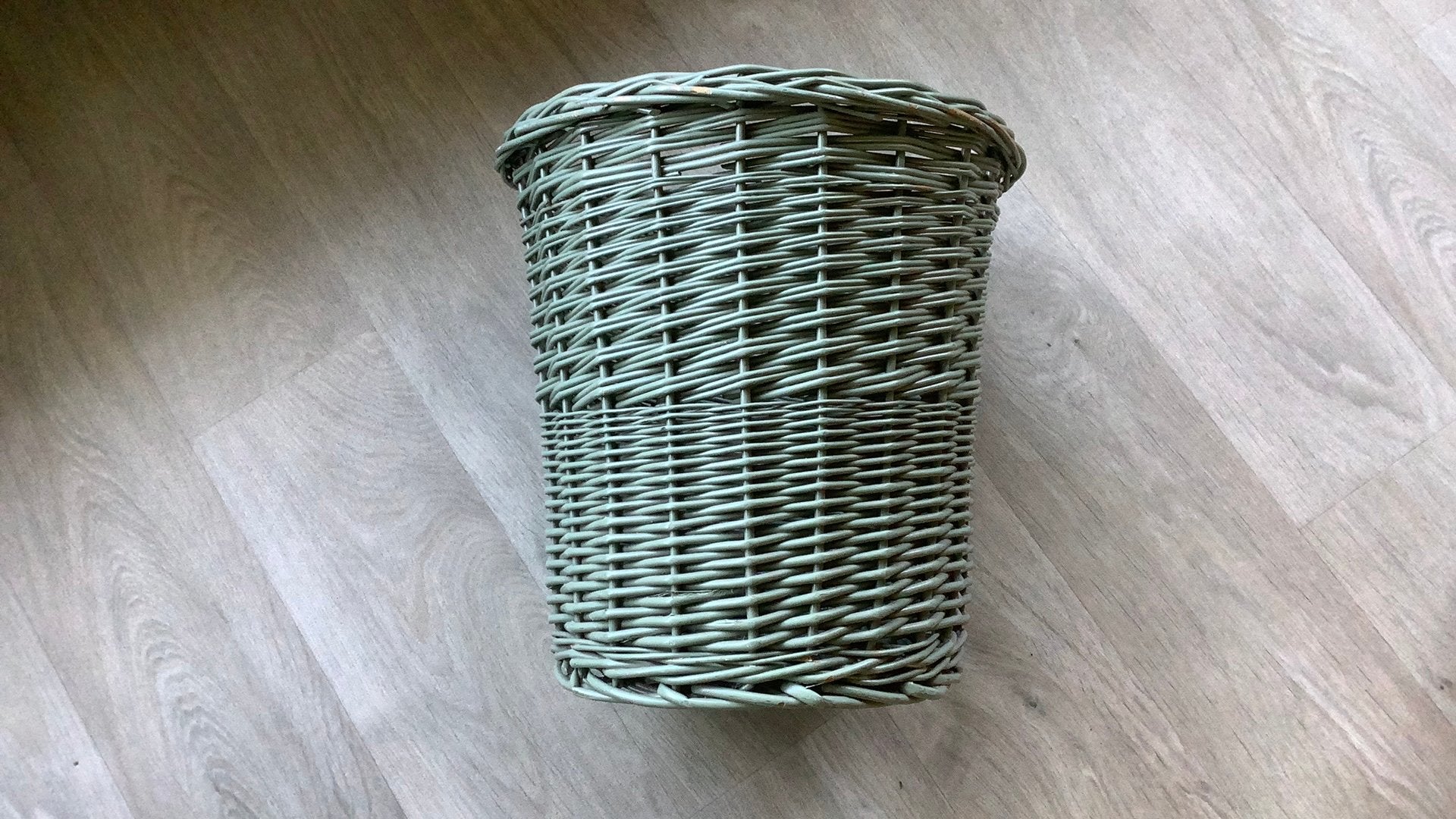 Mooie celadonkleurige rieten mand. Zie omschrijving., Huis en Inrichting, Woonaccessoires | Schalen en Manden, Ophalen, Zo goed als nieuw