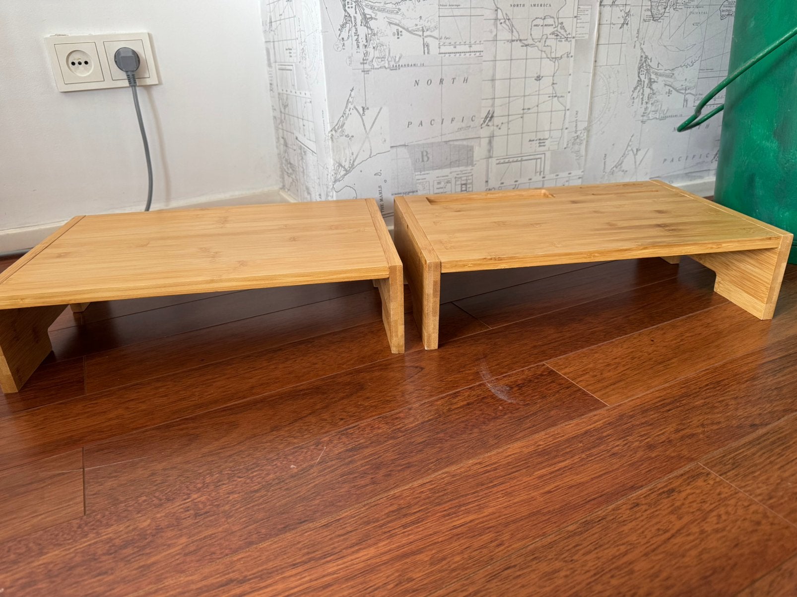 2 mooie houten bureauverhogers in zeer goede staat!, Computers en Software, Ophalen of Verzenden, Zo goed als nieuw