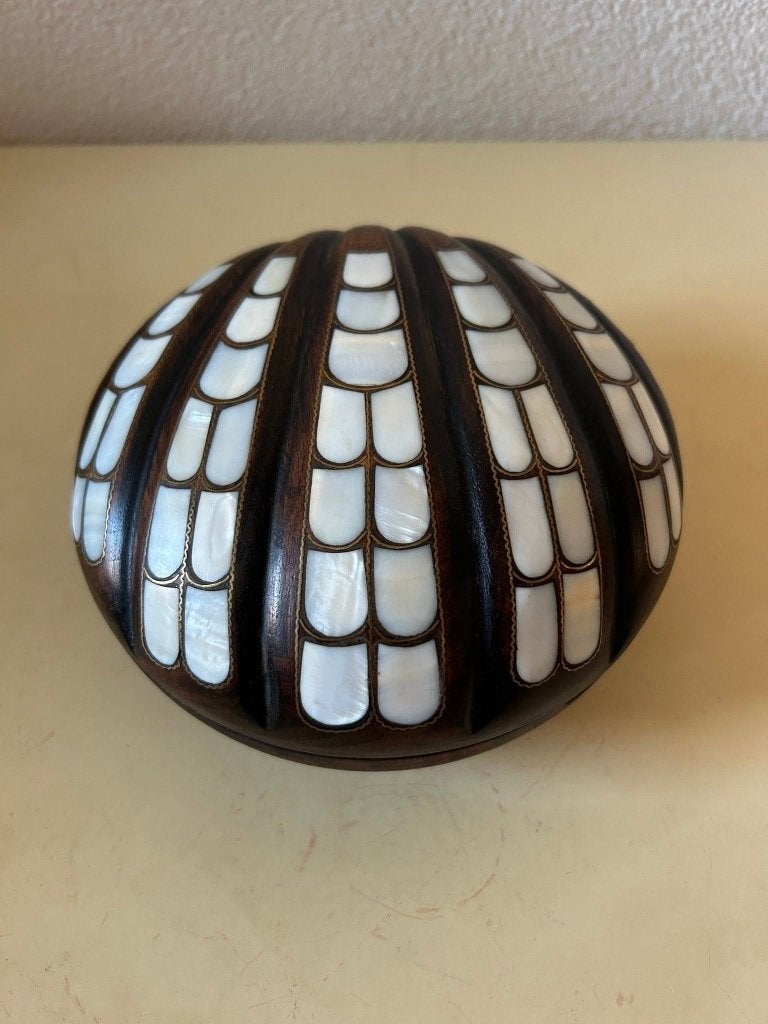 Houten doosje schelpvorm met parelmoer en messing, Ophalen of Verzenden