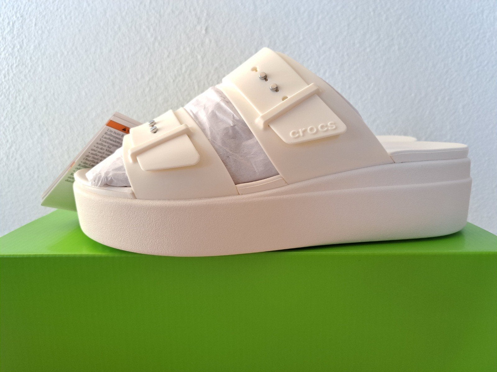 Nieuwe Crocs Brooklyn Buckle Low Wedge Sandalen Maat 41/42, Wit, Nieuw, Crocs, Sandalen of Muiltjes