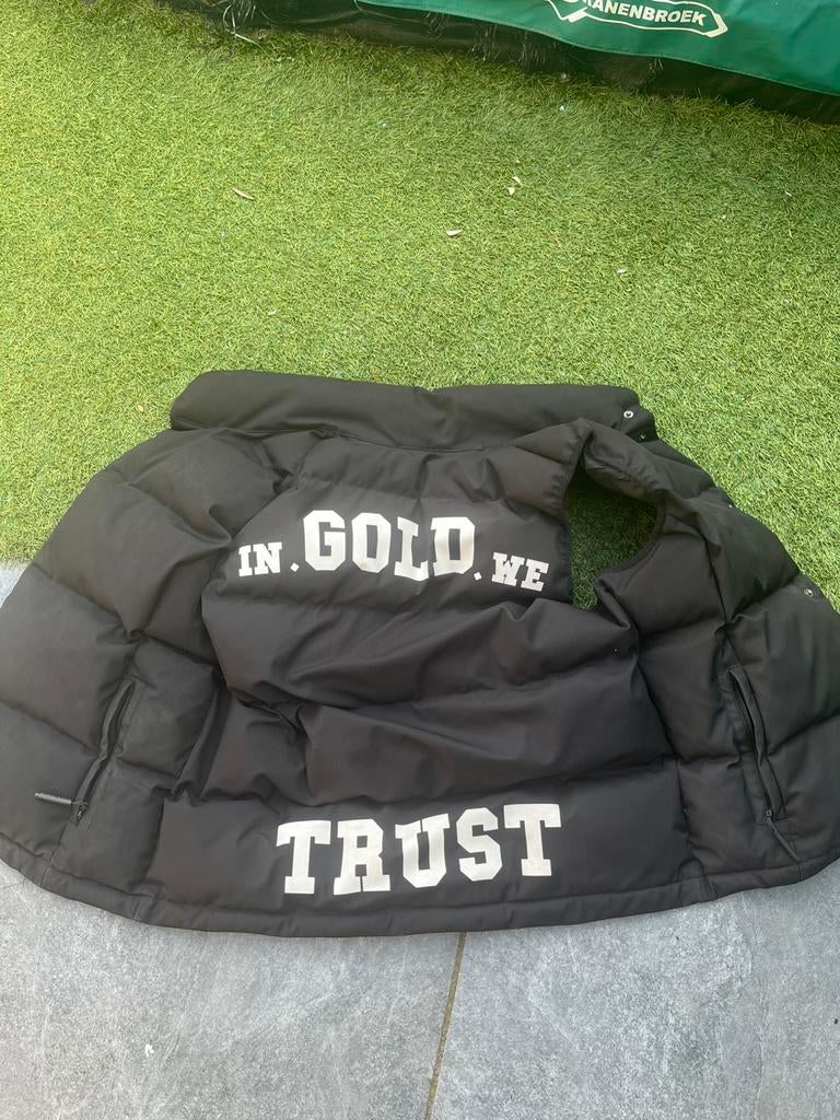 Bodywarmer in god we trust, Kleding | Heren, Jassen | Winter, Ophalen of Verzenden, Zo goed als nieuw, Maat 52/54 (L), Zwart