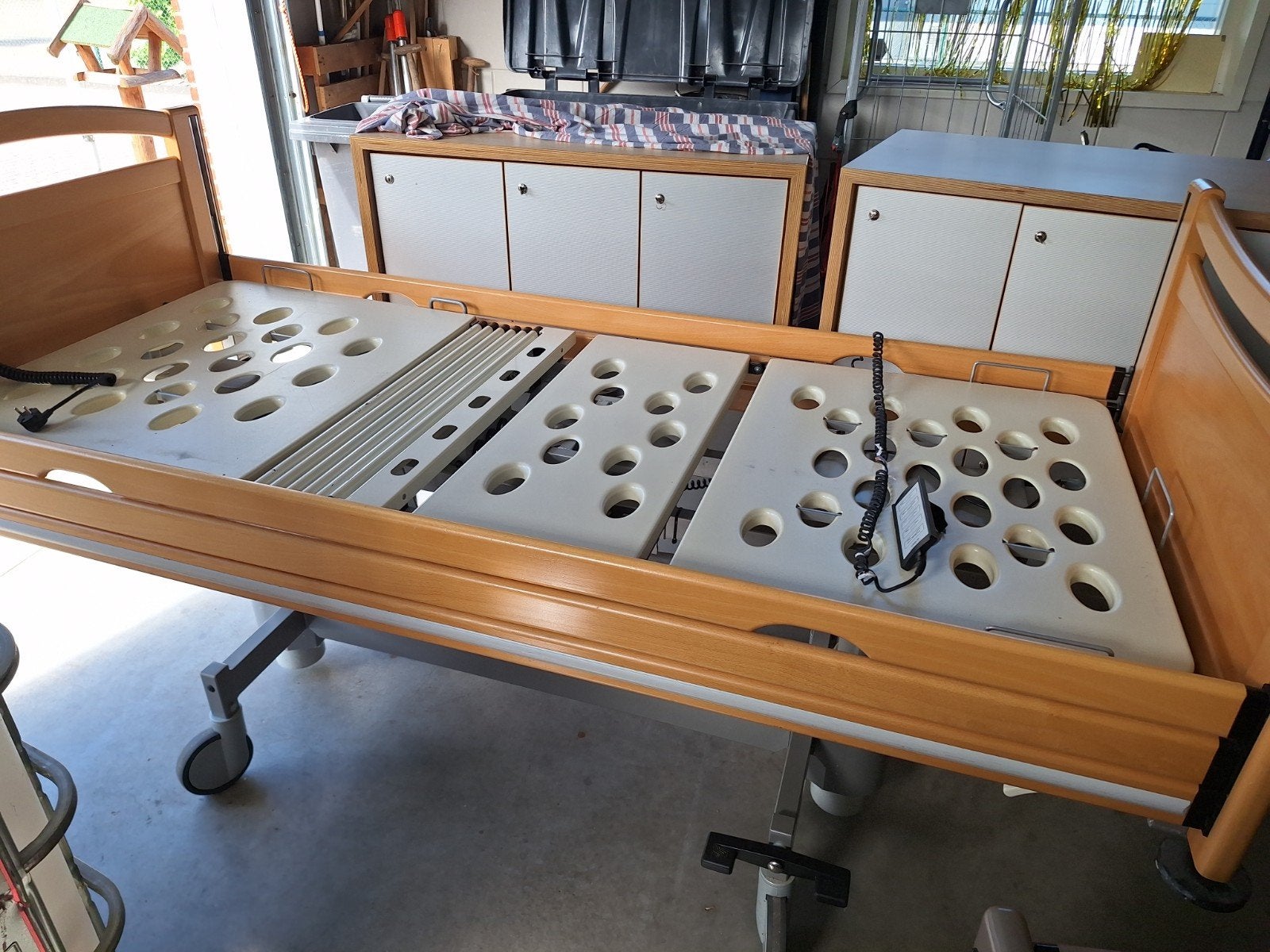 Hoog-laag bed met beschadigde kabel ideale werkbank heftafel