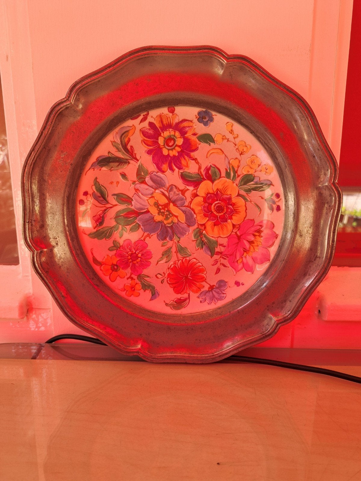 Vintage sierbord met bloemmotief - tin en keramiek, Antiek en Kunst, Antiek | Wandborden en Tegels, Ophalen of Verzenden