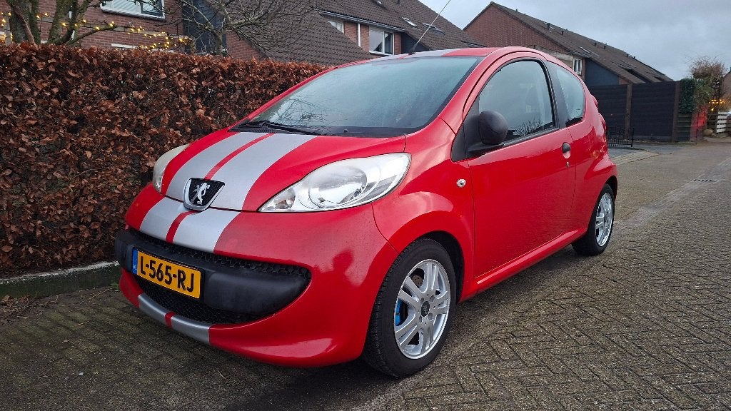 Peugeot 107 1.0 12V 3DR 2006 Rood, Auto's, Peugeot, Voorwielaandrijving, Stof, Zwart, 765 kg