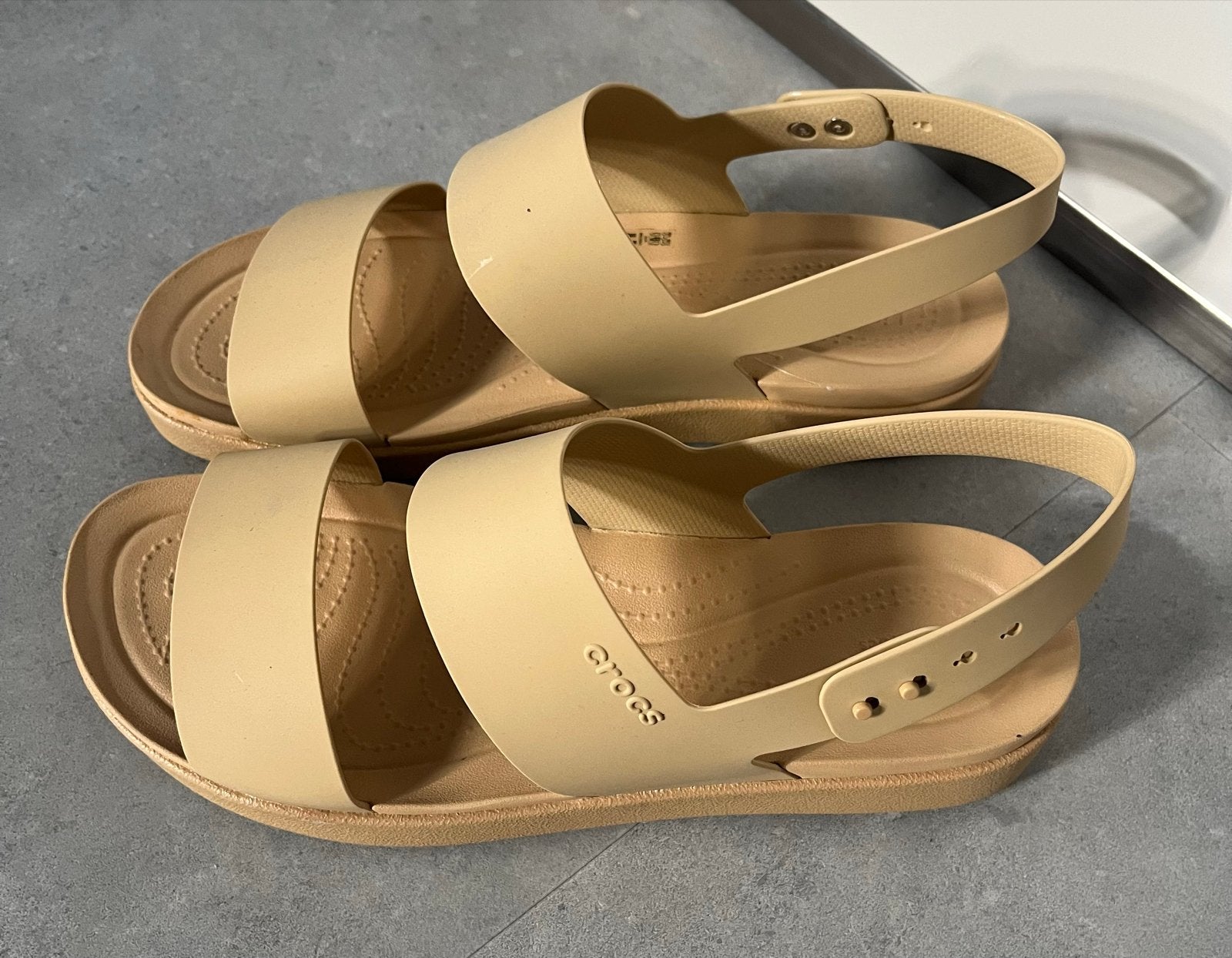 Crocs sandalen maat 41 - Zo goed als nieuw, Ophalen of Verzenden, Zo goed als nieuw, Beige, Sandalen of Muiltjes