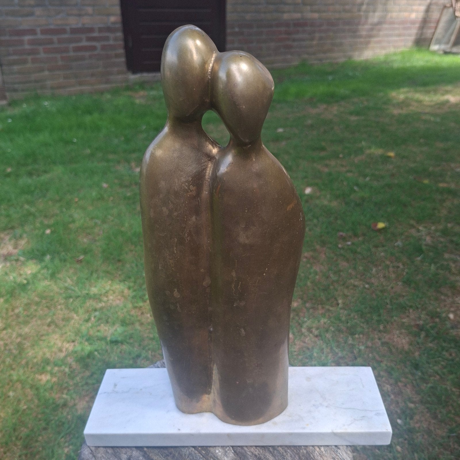 Abstract bronzen beeld op marmeren voet, Groep mensen, Gepatineerd, Ophalen of Verzenden, Brons