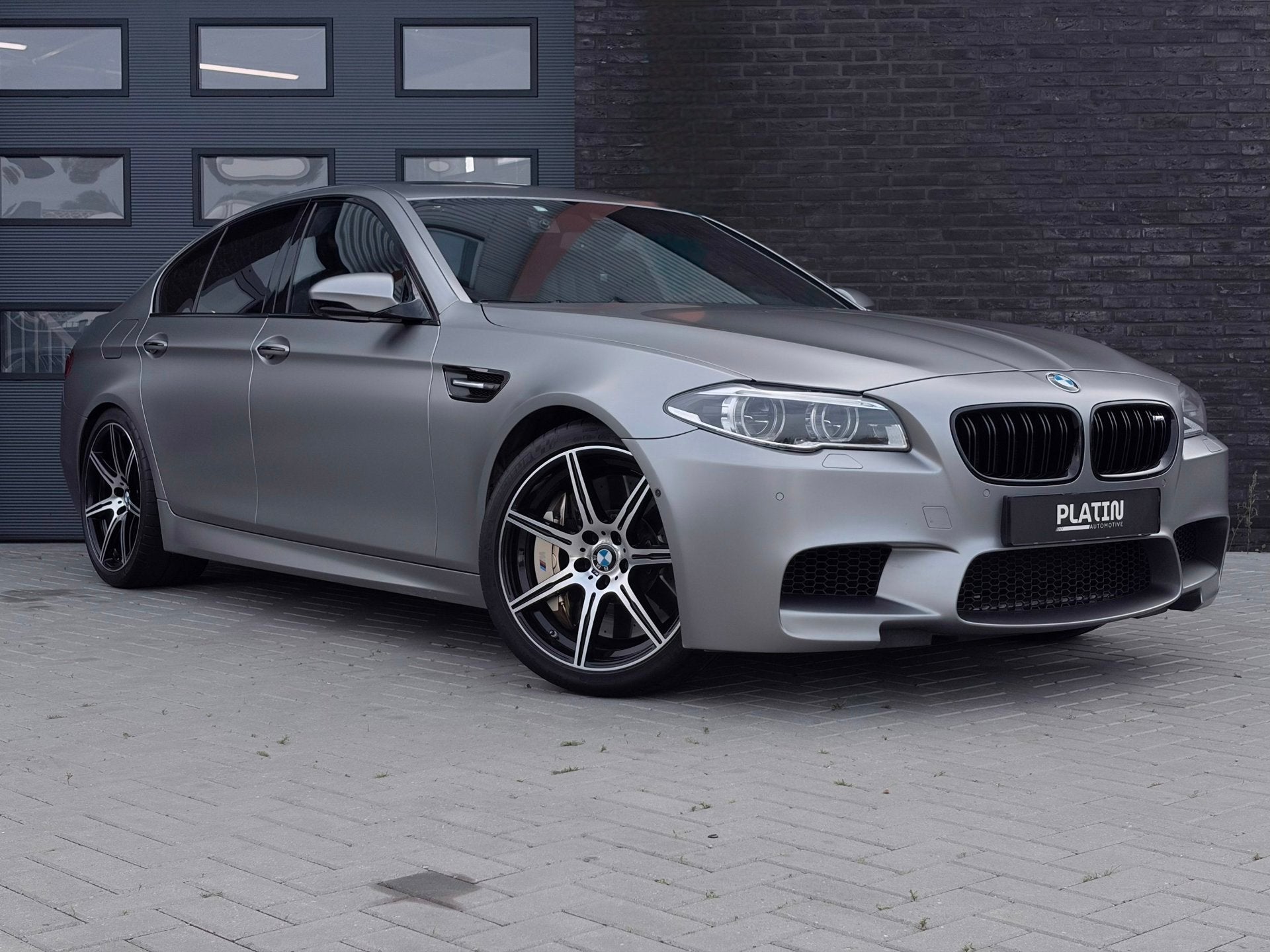 BMW 5-serie M5 30 Jahre|1/300|Keramisch|Akra|Softclose|VOLL, Auto's, Automaat, Dealer onderhouden, Achterwielaandrijving, Gebruikt