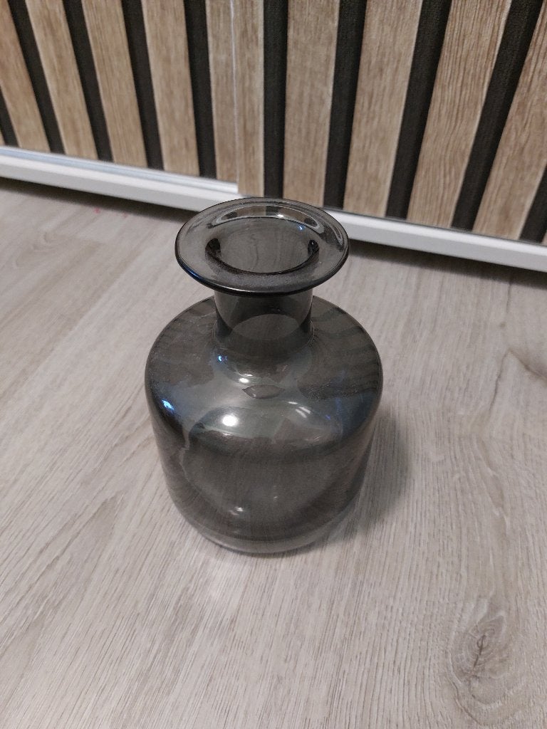 vaasje van zwart glas, Huis en Inrichting, Woonaccessoires | Vazen, Zwart, Ophalen of Verzenden, Minder dan 50 cm, Glas