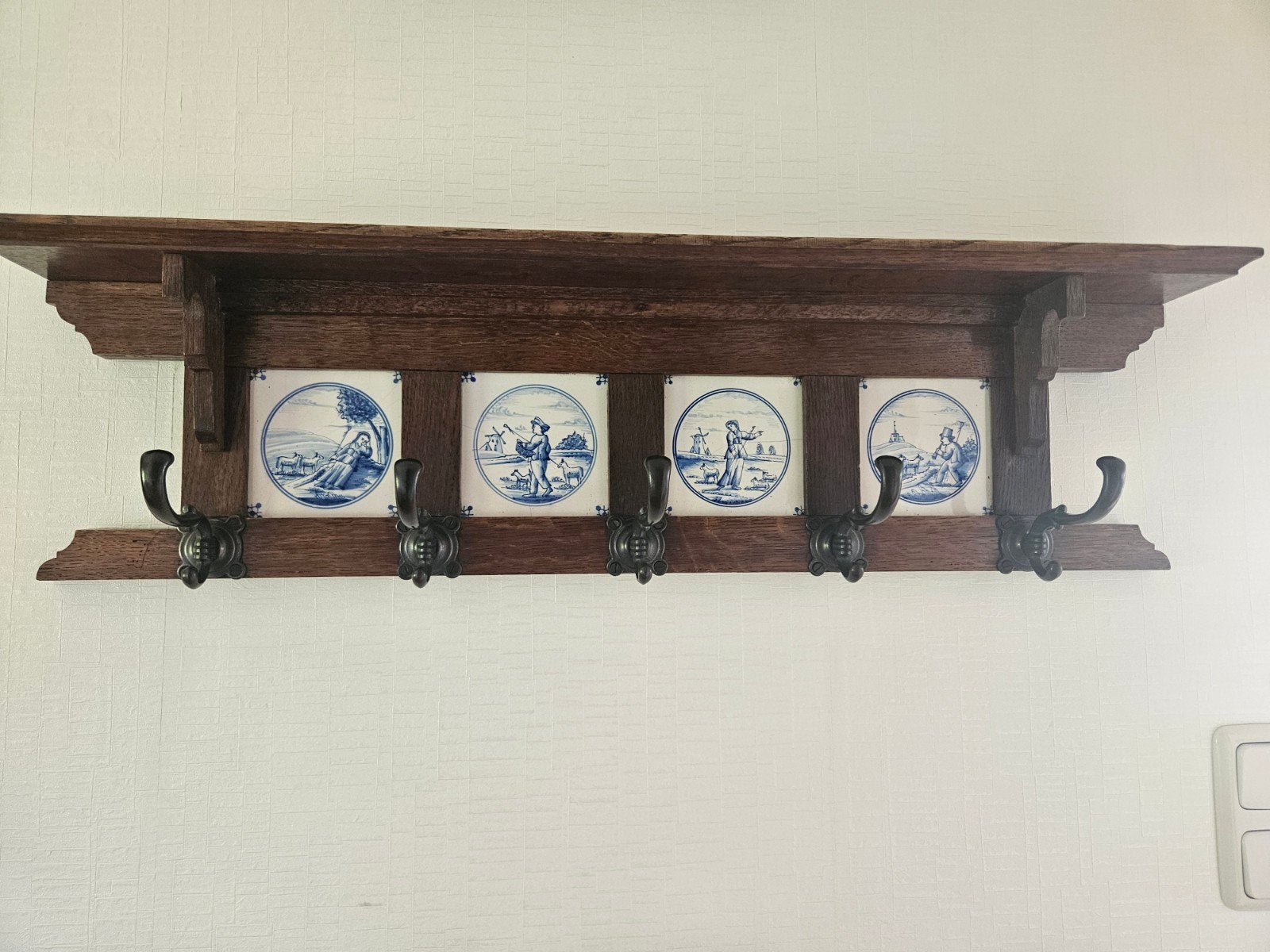 Antieke houten wandkapstok met Delfts blauwe tegels, Gebruikt, Minder dan 100 cm, Hout, Ophalen