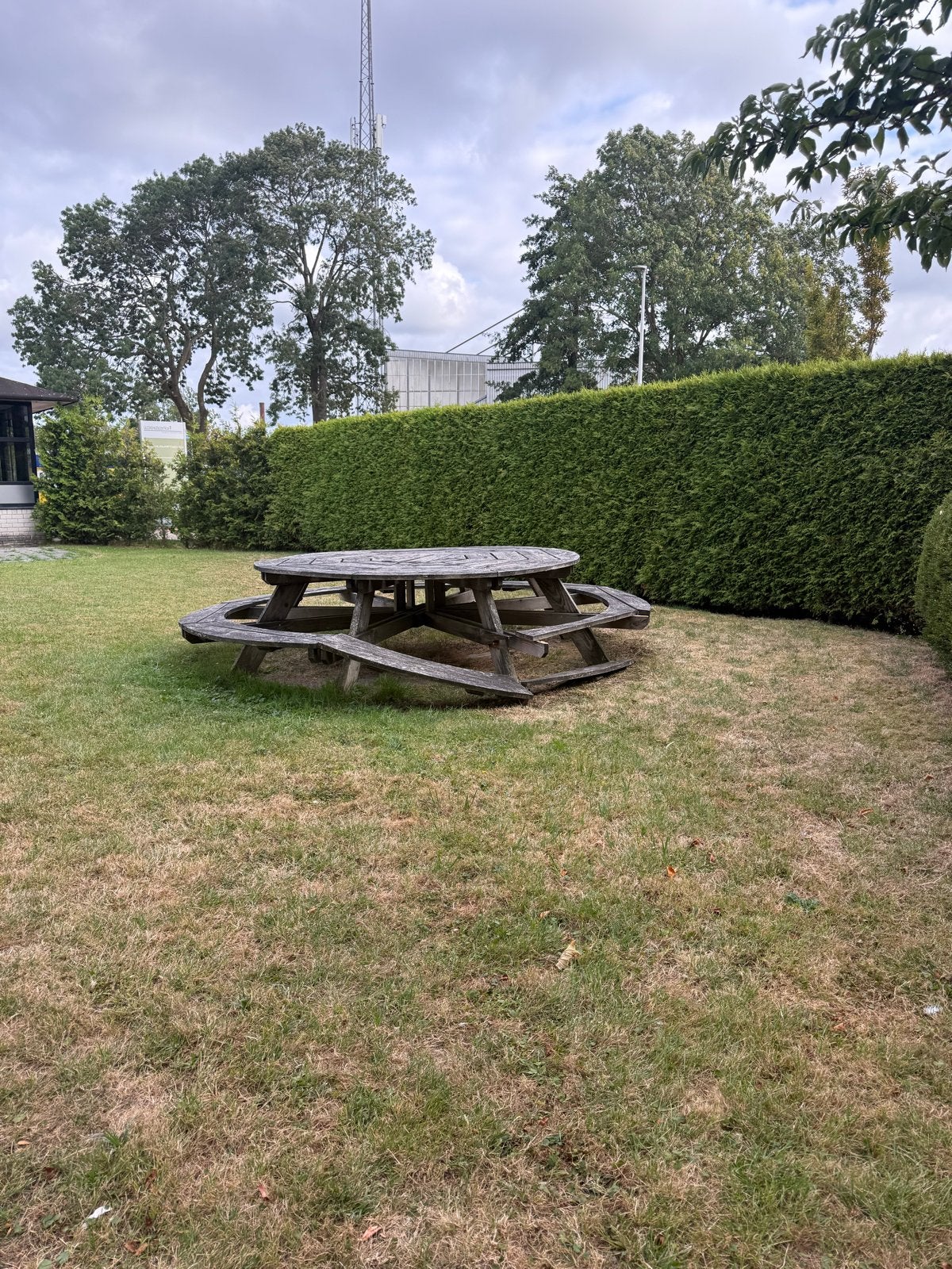 Gratis af te halen: Robuuste houten picknicktafel, Ophalen, Gebruikt, Rond, Hout