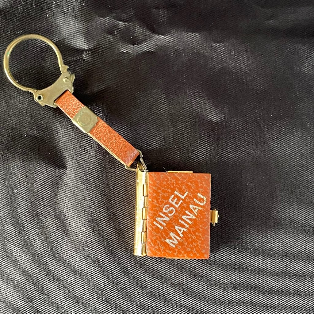 Vintage sleutelhanger mini boekje Insel Mainau – Duitsland, Verzamelen, Ophalen of Verzenden, Zo goed als nieuw, Stad of Land