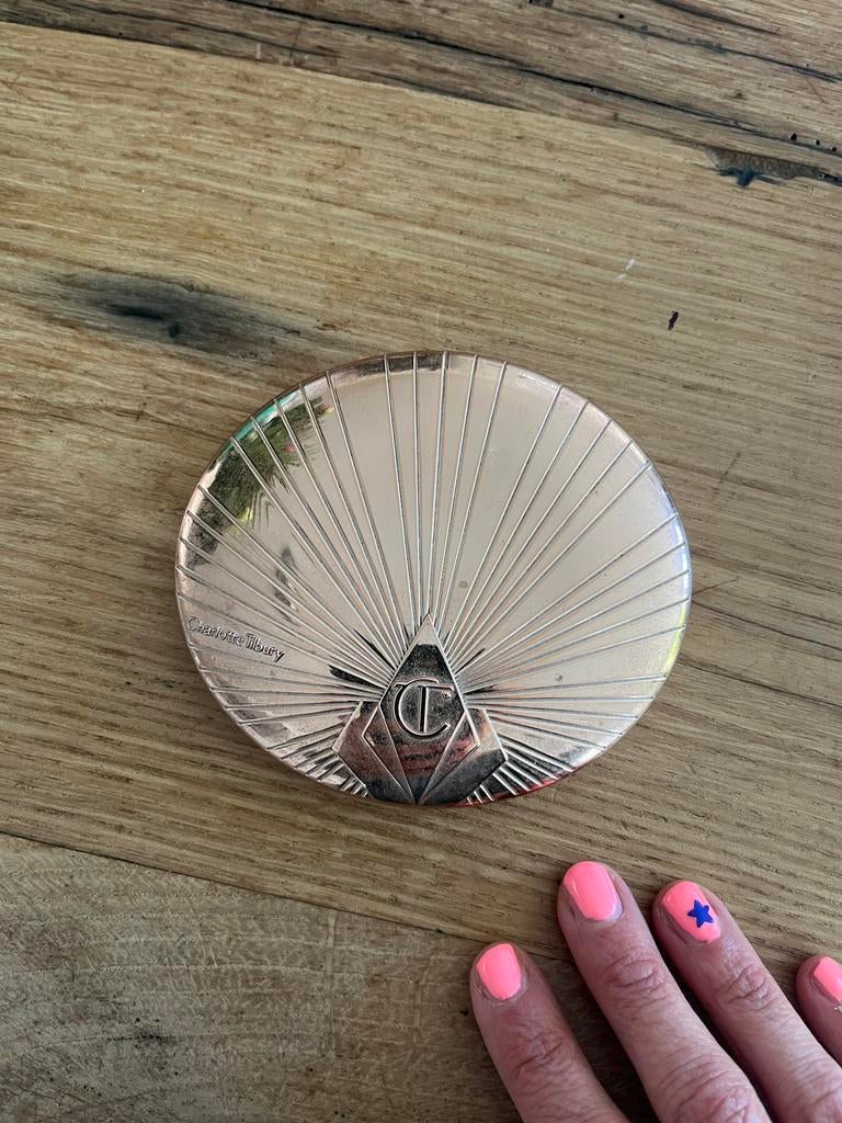 Charlotte Tilbury airbrush bronzer, Sieraden, Tassen en Uiterlijk, Uiterlijk | Cosmetica en Make-up, Ophalen of Verzenden, Zo goed als nieuw