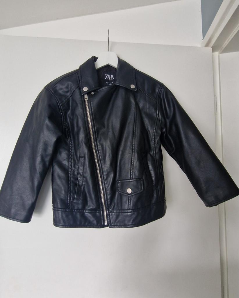 Zwarte unisex biker jas van de Zara maat 134-140, Ophalen of Verzenden, Zo goed als nieuw, Jongen of Meisje, Jas